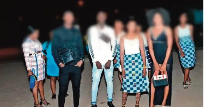 reportage-kong-by-night-quand-les-populations-seclatent-sous-haute-surveillance